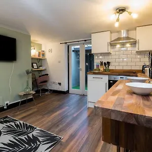 modern-1-bed-central-apartment-with-outside-space.brighton-hotels-england.com/
