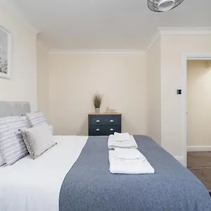 modern-3-bedroom-central-apartment-sleeps-6.brighton-hotels-england.com/